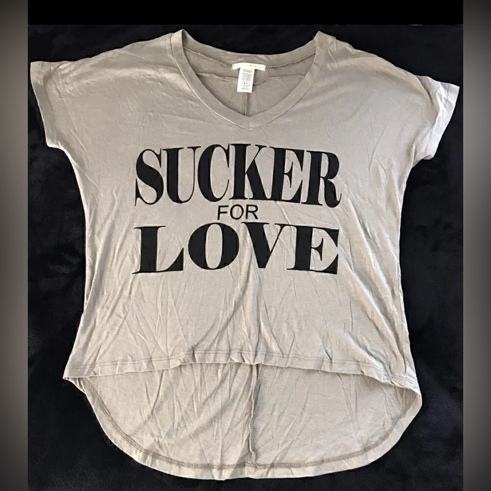 NEW NWOT Womens ‘Sucker For Love’ Short Sleeve Hi Low Top